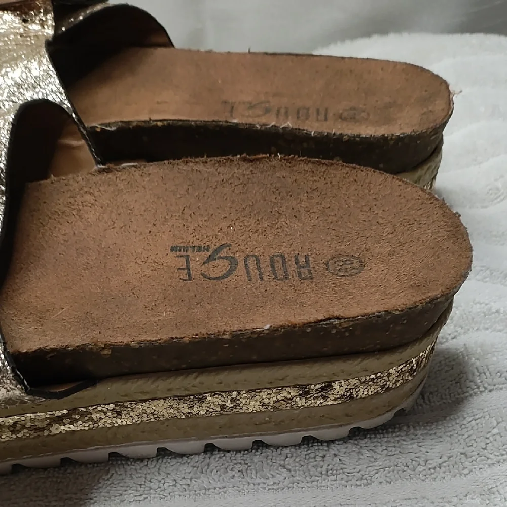 Rouge! Gold Sandals with‎ Double Straps